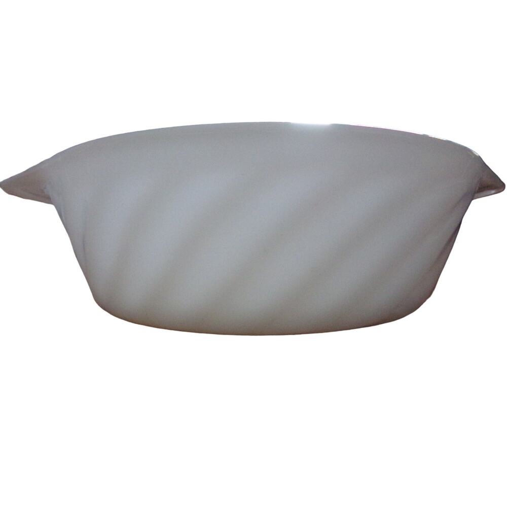 Vintage Anchor Hocking Fire King 1 1/2 quart milk glass swirl‎ pattern dish